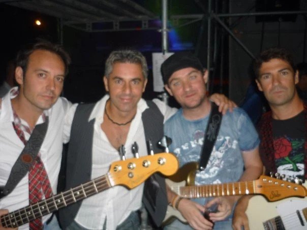 Cuatro miembros de Los Cucas con guitarras y bajo entre bastidores