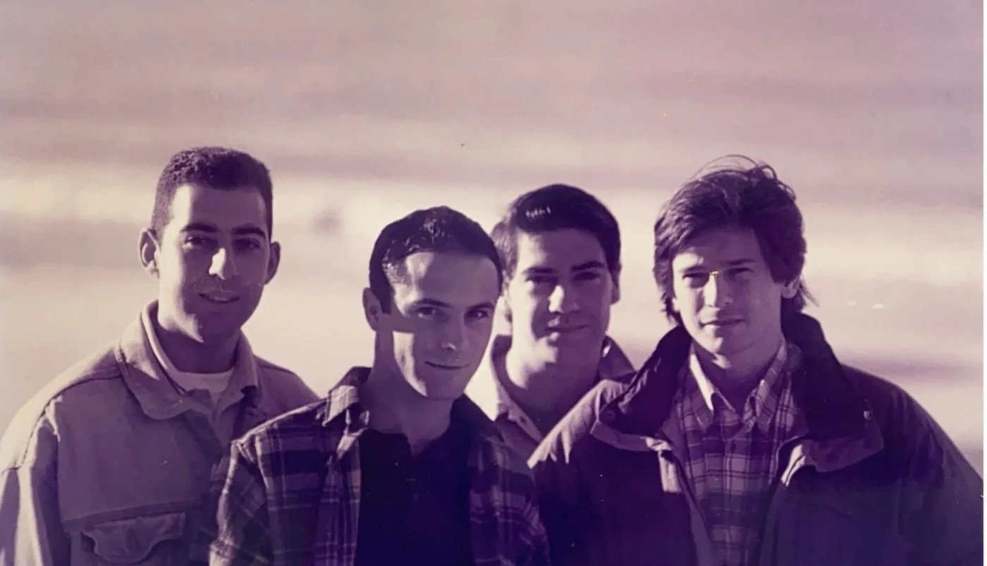 Foto antigua en tonos morados de cuatro jóvenes de Los Cucas en sus inicios