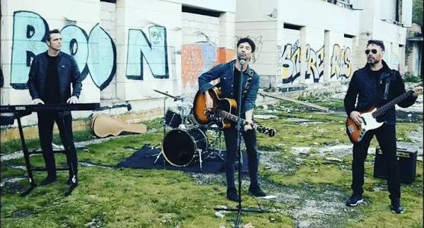 Tres miembros de Los Cucas tocando entre grafitis en un videoclip